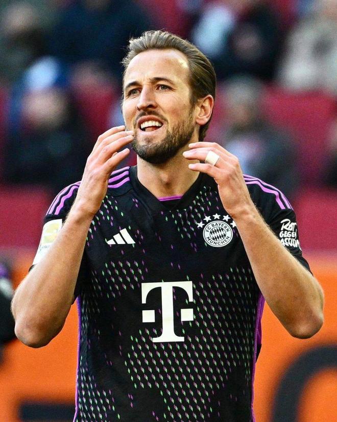 首架包机抵 首架包机抵